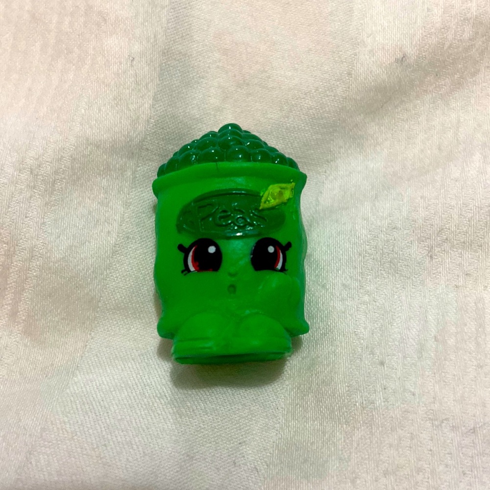 Hii!! I am selling a green peas shopkin if any questions please email me!